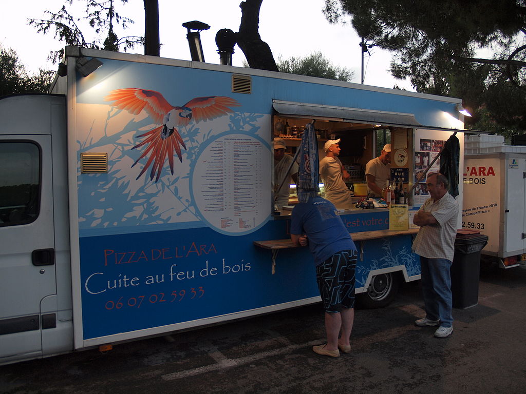 Fabricant de camion à pizza : Comment rendre votre food truck conforme aux normes ?